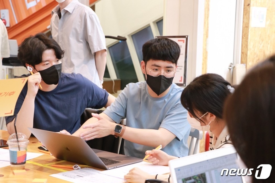 지난 5월 도봉구 청년네트워크 활동가들이 정책회의를 하고 있다.(도봉구 제공)