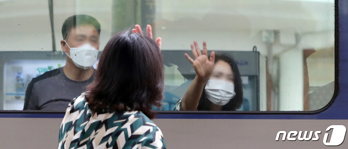 추석 연휴 마지막 날인 12일 전북 전주시 전주역에서 추석 명절을 보내고 귀경하는 딸을 배웅하는 한 부모가 손을 흔들며 인사를 하고 있다. 2022.9.12/뉴스1 ⓒ News1 유경석 기자
