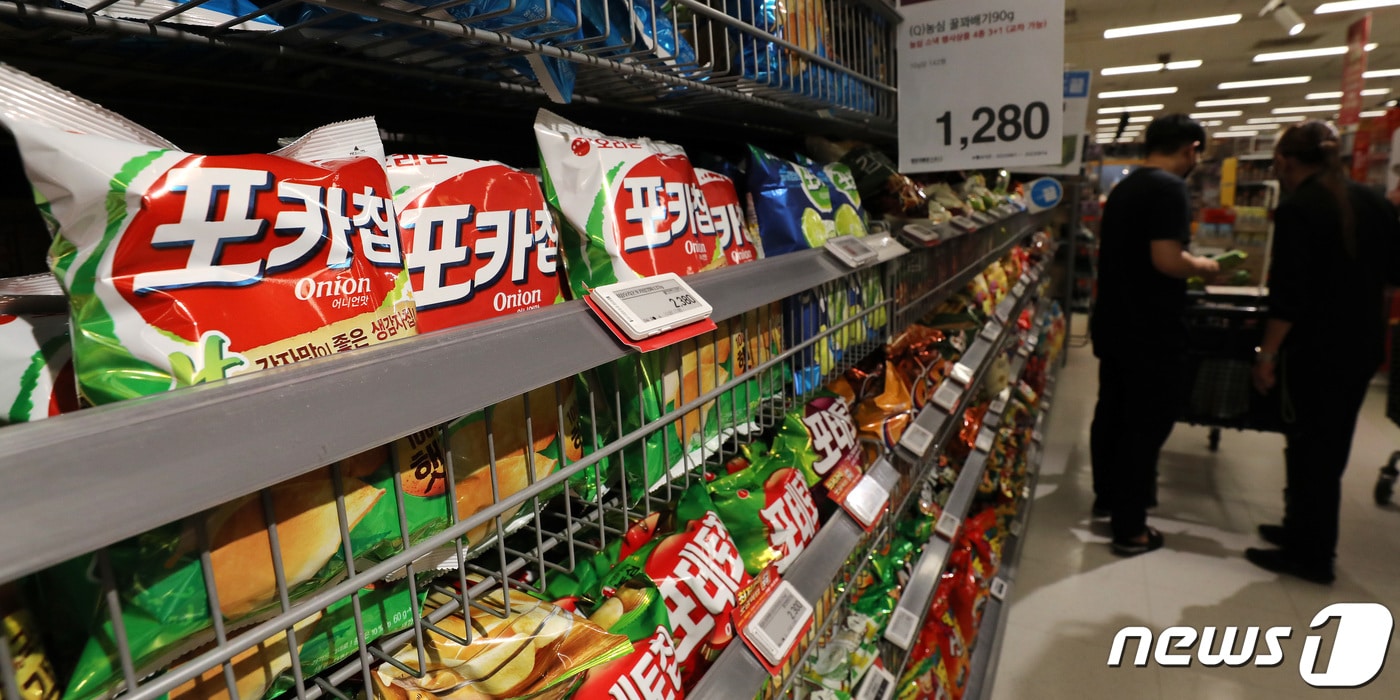 서울의 한 대형마트에 오리온 포카칩이 진열되어 있다. /뉴스1 ⓒ News1 박지혜 기자