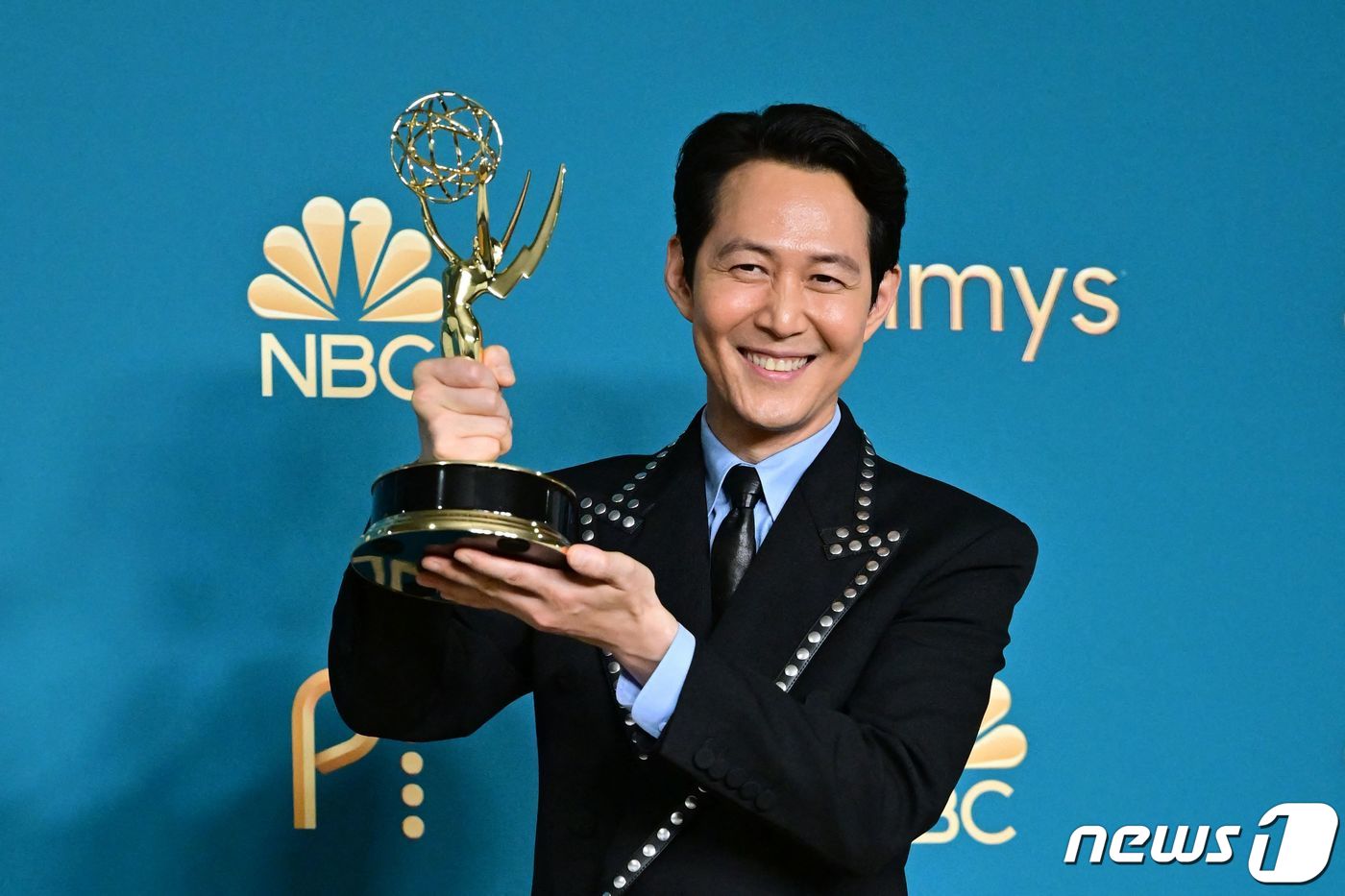 지난해 9월 12일(현지시간) 미국 캘리포니아주 로스앤젤레스 마이크로소프트 극장에서 열린 제74회 프라임타임 에미상 시상식에서 넷플릭스 오리지널 시리즈 '오징어 게임'으로 아시아 국적 배우 최초로 남우 주연상을 받은 이정재가 활짝 웃고 있다. ⓒ AFP=뉴스1 ⓒ News1