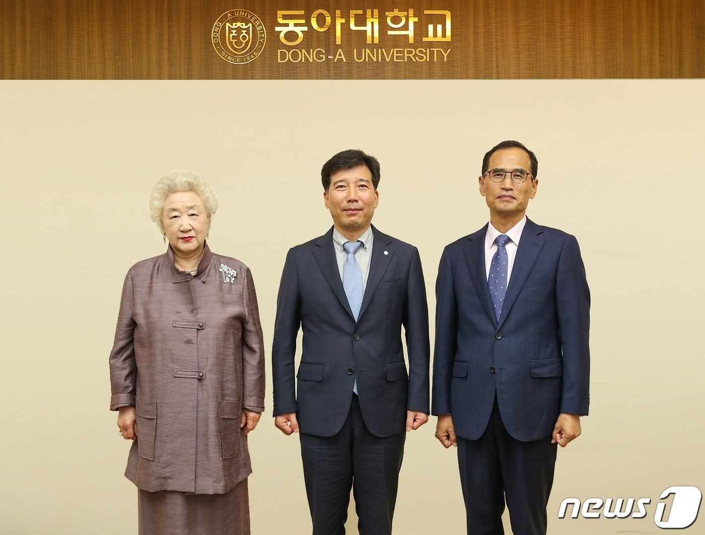 왼쪽부터 오낭자 전 명예교수와 이해우 동아대 총장, 남영신 전 육군참모총장.(동아대 제공)