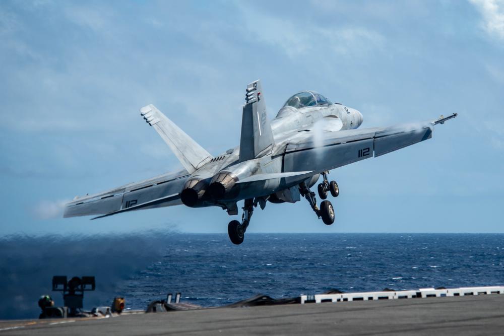 미 해군의 F/A-18E '슈퍼호넷' 전투기가 항공모함 '로널드 레이건'에서 이륙하고 있다.(미 국방부 제공)