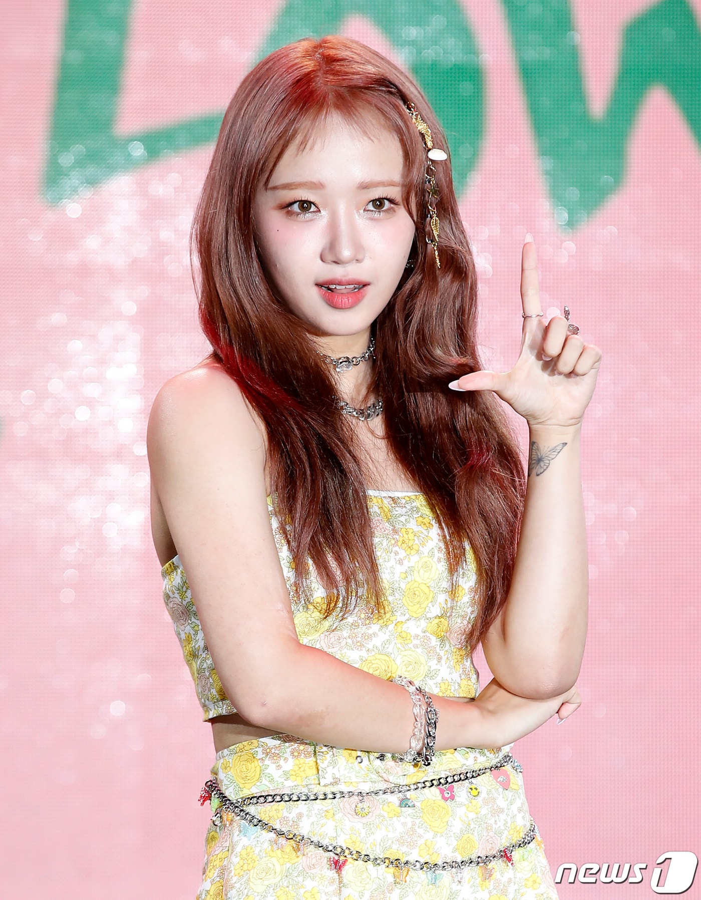 가수 최유정이 14일 서울 강남구 일지아트홀에서 가진 첫 번째 싱글 앨범 '선플라워(sunflower)' 발매 기념 쇼케이스에서 포즈를 취하고 있다. 2022.9.14/뉴스1 ⓒ News1 권현진 기자