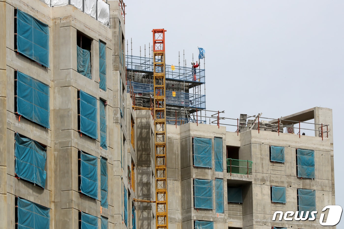 연어 키우고 수소 만들고…집짓기 넘어 '딴짓' 하는 건설사들[부동산백서] - 뉴스 썸네일 이미지