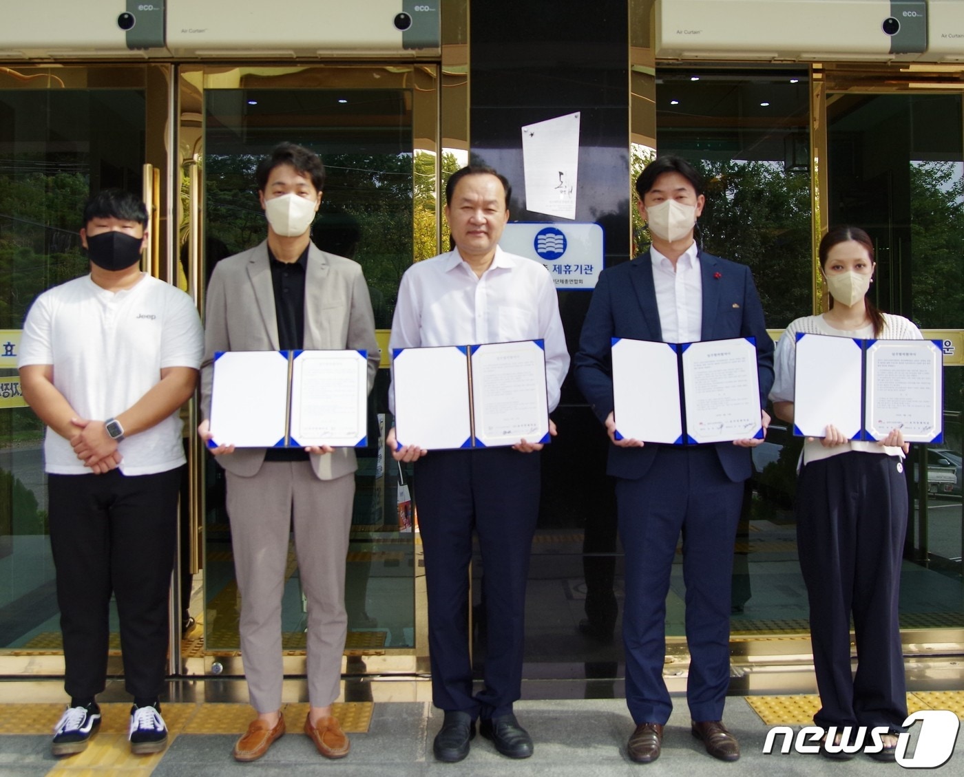 전북 전주남부노인복지센터와 완주군 구이노인복지센터는 14일 전주 효자장례타운과 업무협약을 체결했다.&#40;전북 전주남부노인복지센터 제공&#41;2022.9.14/뉴스1