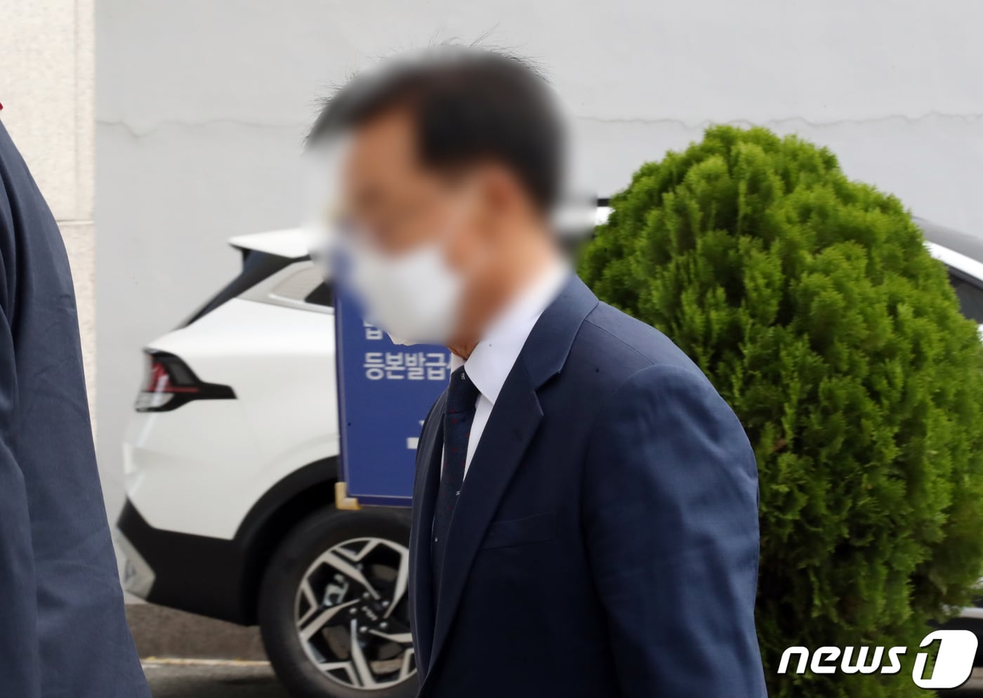 뇌물공여·뇌물수수·업무상 배임 등의 혐의를 받는 광주 동구 학동4구역 재개발사업 조합장 조모씨(75)가 15일 오전 광주지방법원에서 구속 전 피의자 심문(영장실질심사)를 받기 위해 법정으로 들어가고 있다. 2022.9.15/뉴스1