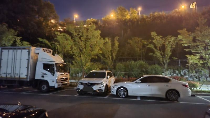 가로 주차 벤츠가 사라지고 등장한 탑차와 인피니티. (보배드림)