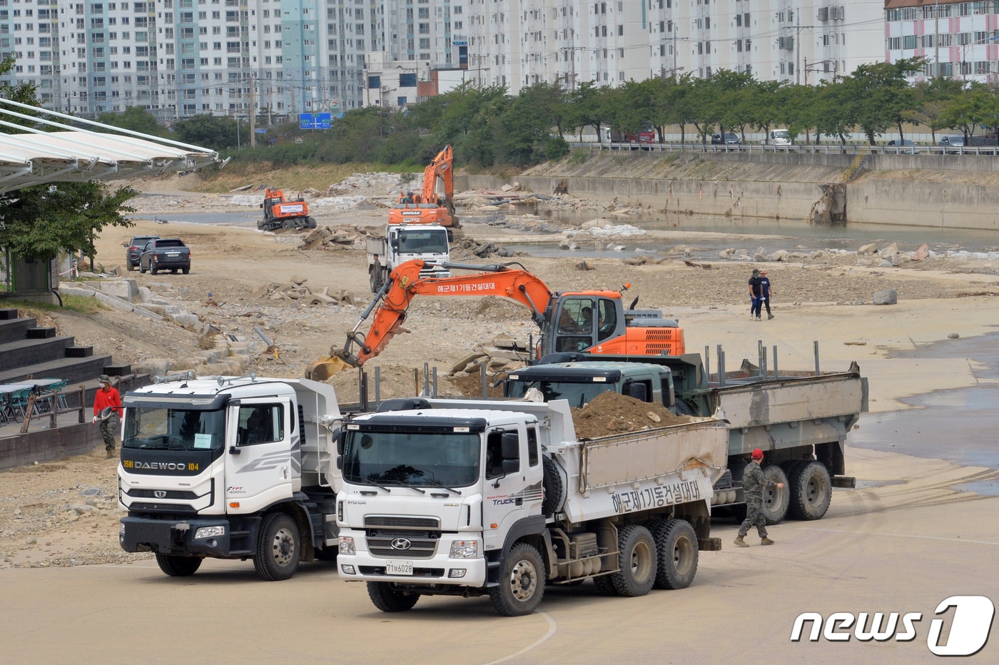지난해 9월 태풍 힌남노 피해지역인 경북 포항시 남구 오천읍 냉천에서 포항시와 국토부, 해병대, 해군 등이 중장비를 투입, 유실된 제방을 새로 쌓고 하천에 쌓인 토사를 퍼내는 모습 (자료사진) 2022.9.15/뉴스1 ⓒ News1 최창호 기자