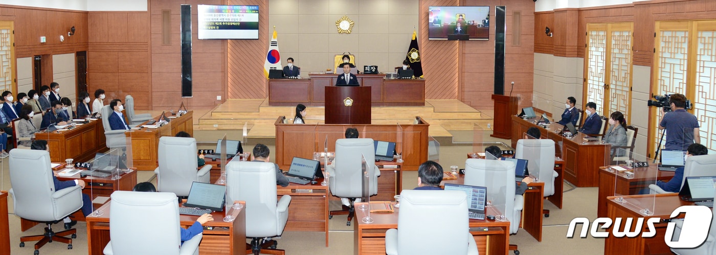 15일 울산 중구의회 본회의장에서 제249회 제1차 정례회 제1차 본회의가 열리고 있다. &#40;울산 중구의회 제공&#41;