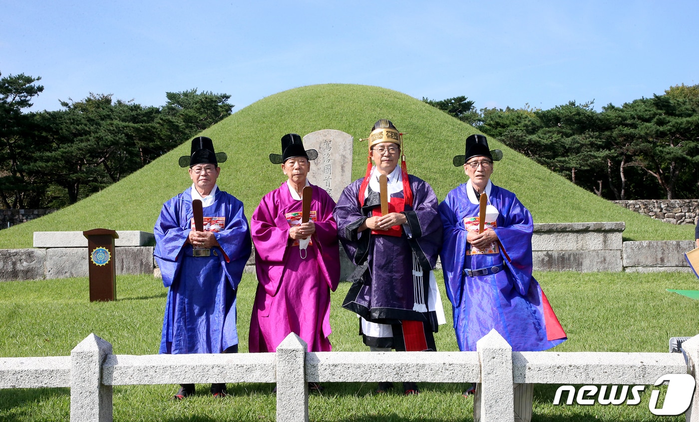 홍태용 김해시장&#40;오른쪽 두번째&#41;이 숭선전 관계자들과 15일 수로왕릉에서 고유제를 봉행하고 있다.