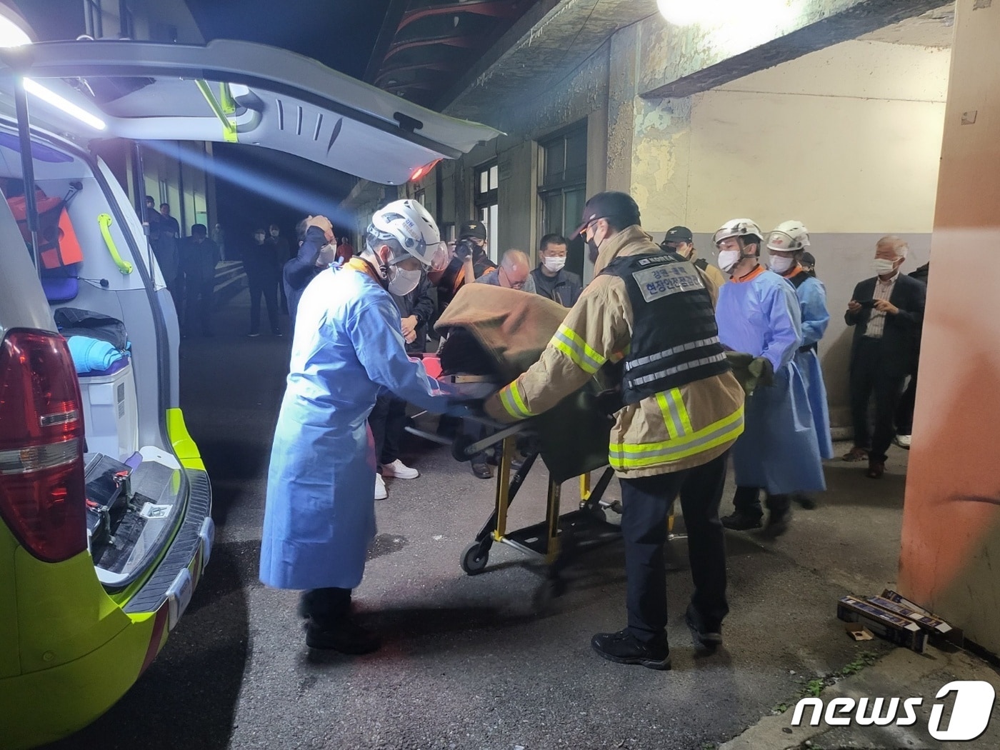 지난 14일 오전 강원 태백 장성광업소의 장성갱도 내 직원 1명이 매몰되는 사고가 발생한 가운데 15일 오후 7시 55분쯤 실종자가 갱 밖으로 옮겨졌다. 2022.9.15/뉴스1 ⓒ News1 신관호 기자