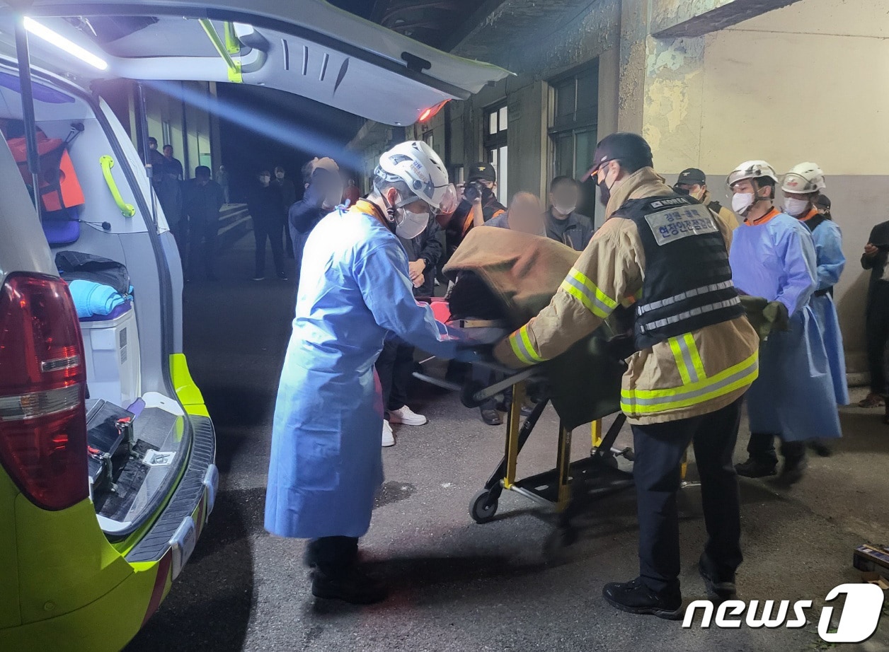 2022년 9월 14일 오전 강원 태백 장성광업소의 장성갱도 내 직원 1명이 매몰돼 숨지는 사고가 발생한 가운데 하루 뒤인 그해 9월 15일 오후 7시 55분쯤 그 직원이 옮겨지는 모습. 2022.9.15/뉴스1 ⓒ News1 신관호 기자