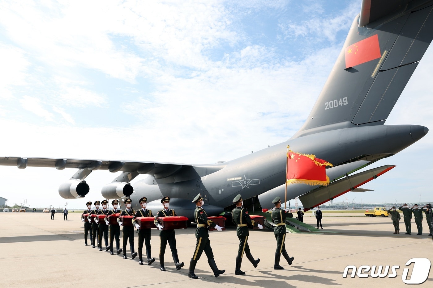 16일 인천국제공항에서 국내에서 발굴된 한국전쟁(6·25전쟁) 당시 중국군 전사자 유해 88구에 대한 인도식이 진행되고 있다. (국방일보 제공) 2022.9.16/뉴스1