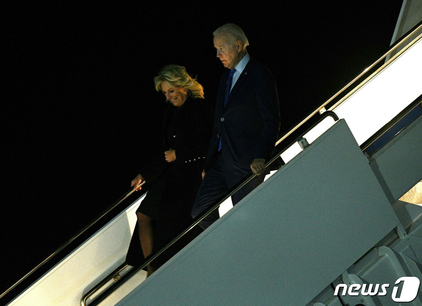 조 바이든 미국 대통령과 부인 질 바이든 여사가 17일(현지시간) 밤 영국 런던 스탠스테드 공항에 도착하고 있다. 바이든 대통령은 19일 열리는 엘리자베스 2세 영국 여왕 장례식에 참석한다. ⓒ AFP=뉴스1