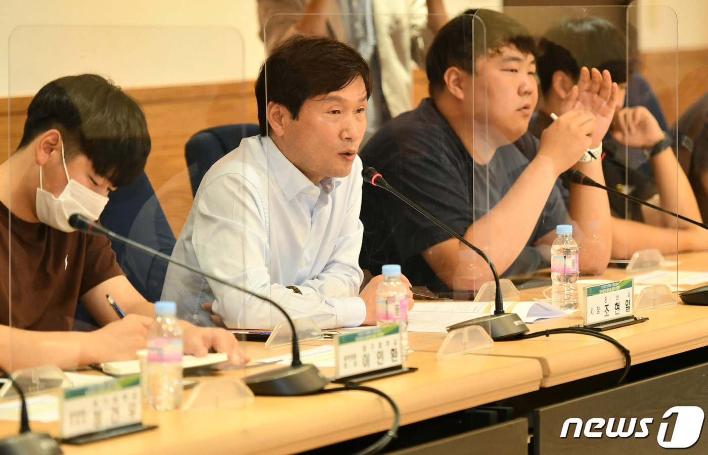 조현일 경산시장이 지역 대학생들과 소통간담회를 갖고 있다. (경산시 제공)2022.9.18/뉴스1