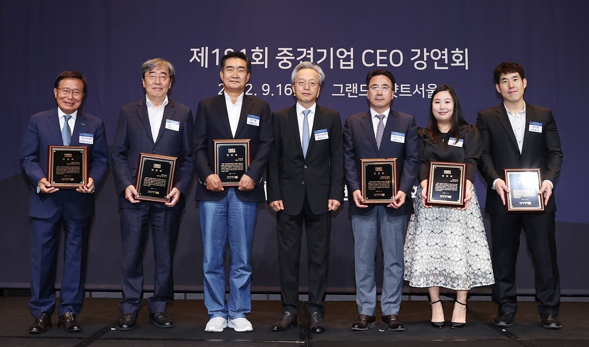 왼쪽부터 구자관 삼구아이앤씨 책임대표사원, 박진선 샘표식품 사장, 유경선 유진그룹 회장, 최진식 한국중견기업연합회 회장, 김동석 주성엔지니어링 부사장(대참), 조경은 한국카본 상무(대참), 안수경 태경그룹 부장(대참)이 기념사진을 찍고 있다.(한국중견기업연합회 제공)