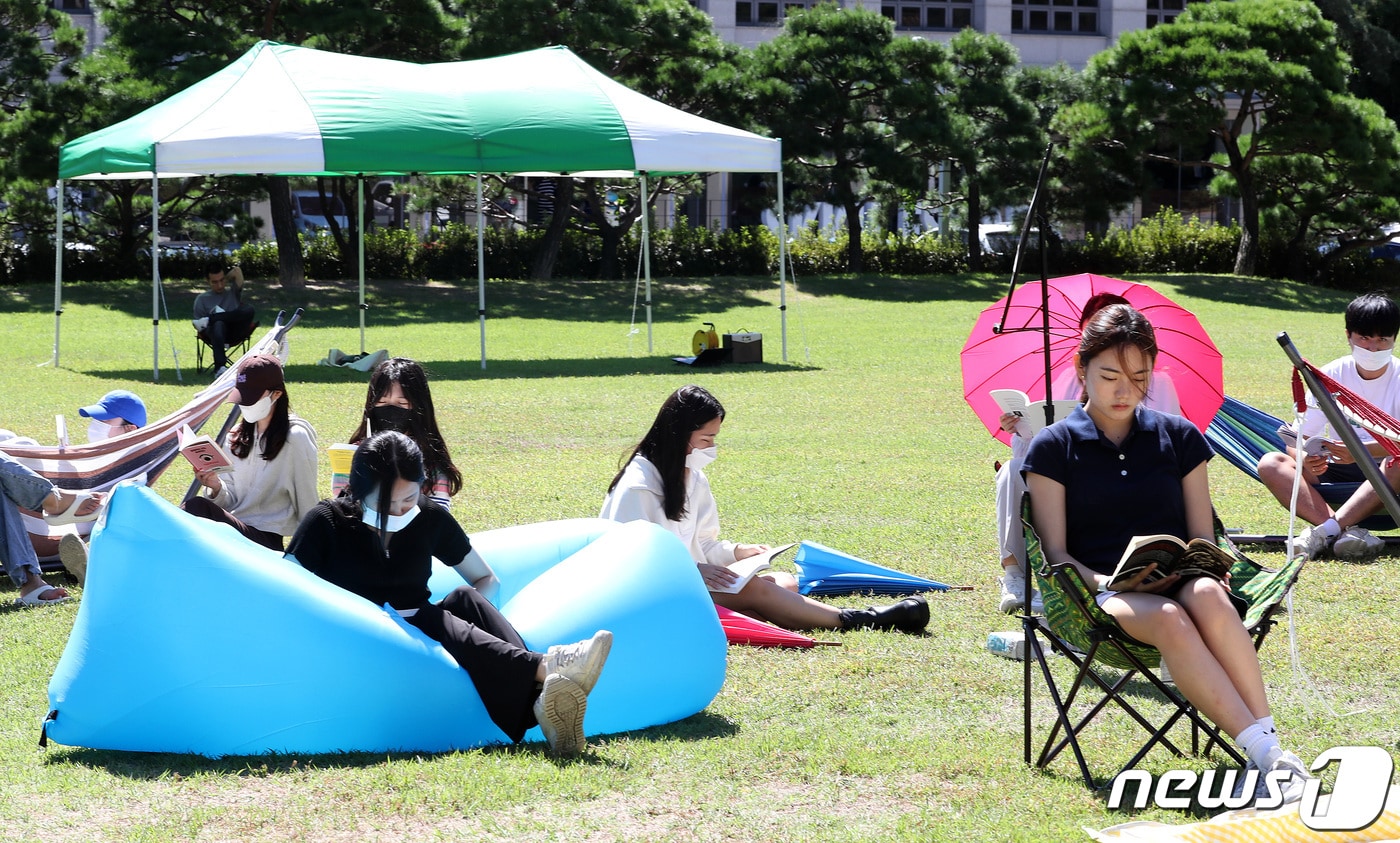 서울 종로구 성균관대학교 인문사회과학 캠퍼스 잔디광장에서 열린 북피크닉 행사에 참여한 학생들이 독서를 하고 있다. 2022.9.19/뉴스1 ⓒ News1 이동해 기자