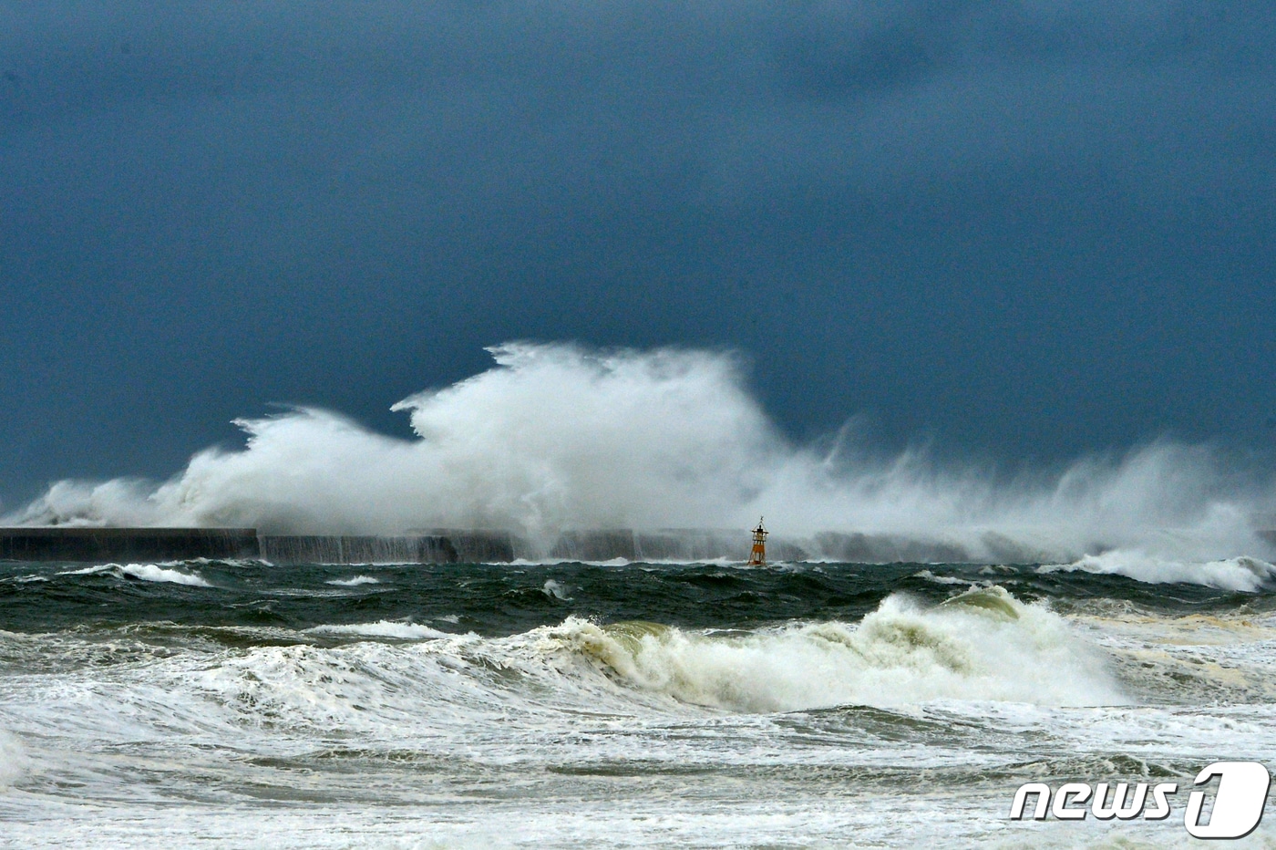 2일 오후 6시30분쯤 경북 울릉군 남동쪽 57㎞ 지점에서 독도를 출발해 울릉도를 향하던 소형 여객선이 파도로 유리창이 일부 파손됐고 승객 5명이 찰과상을 입었다. ⓒ News1 DB