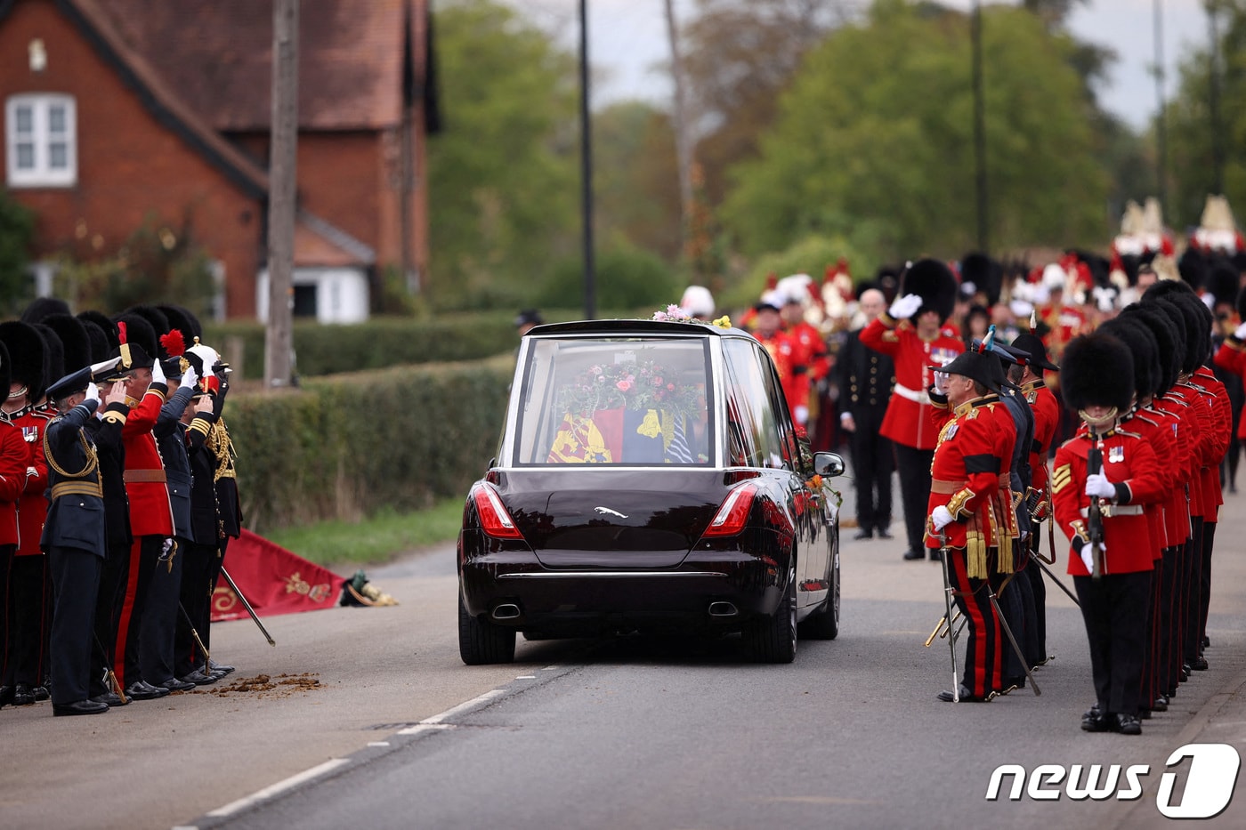 영국 엘리자베스 2세 여왕의 관을 실은 영구차가 19일(현지시간) 영국 윈저에서 국장 당일 앨버트 로드를 따라 이동하고 있다. ⓒ 로이터=뉴스1 ⓒ News1 김민수 기자