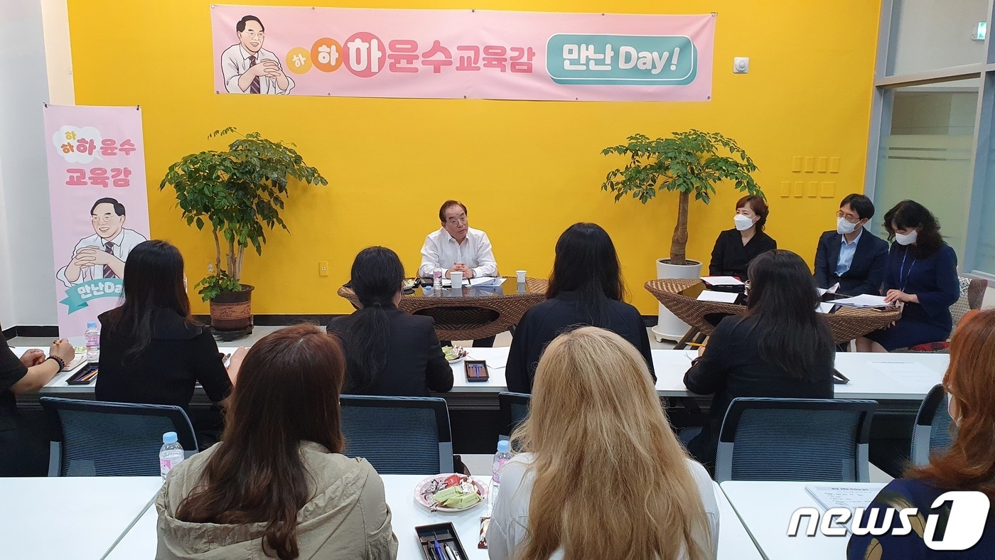  2일 오후 부산시교육청 별관 1층 교육감 소통공감실에서 열린 &#39;교육감과 만난데이&#39; 행사에서 하윤수 교육감이 발언을 하고 있다&#40;부산시교육청 제공&#41;