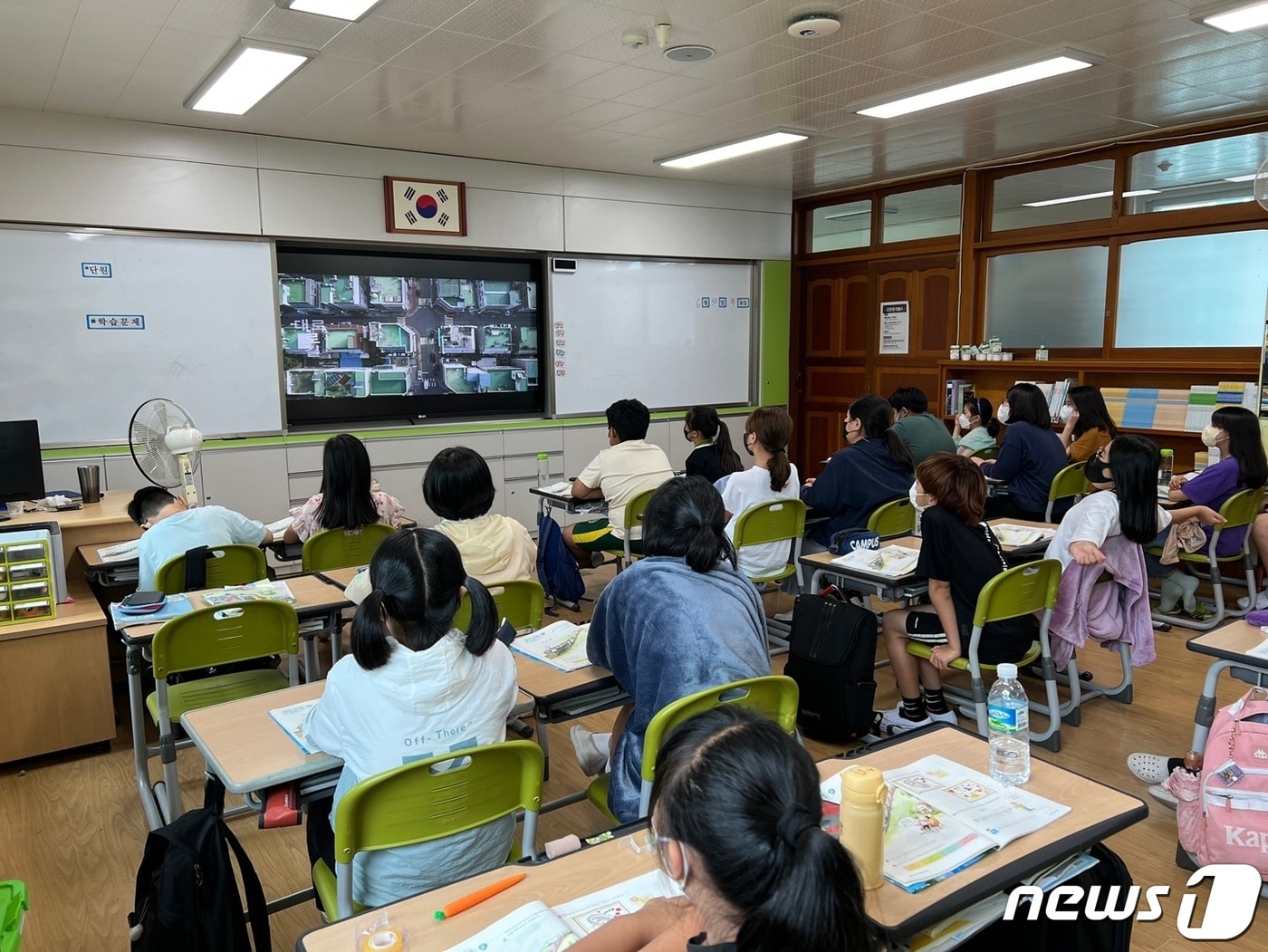 곡성군이 도로명주소 인지도를 높이기 위해 초중학교 학생들에게 도로명주소 홍보를 실시하고 있다&#40;곡성군 제공&#41;2022.9.20/ 