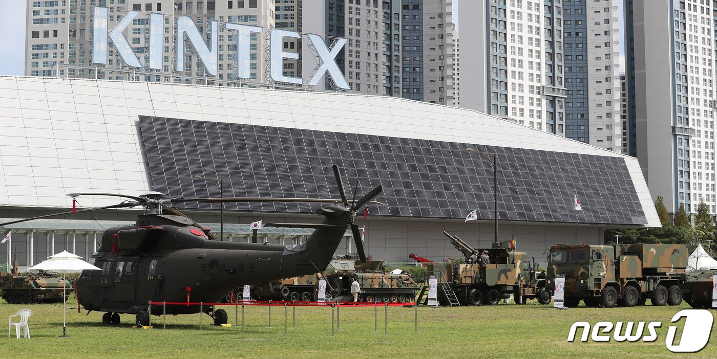 9월20일 경기도 고양시 일산 킨텍스 야외 전시장에 대한민국 방위산업전 2022(Defense & Security Expo Korea 2022)을 위한 육군의 첨단 전차와 장갑차, 수리온 헬기가 전시되어 있다. 올해 5회째를 맞이한 대한민국 방위산업전은 아시아 최고의 국방 및 방산 네트워킹 플랫폼이자 지상무기 전문 방위산업전시회로 오는 25일까지 열린다. 2022.9.20/뉴스1 ⓒ News1 김진환 기자