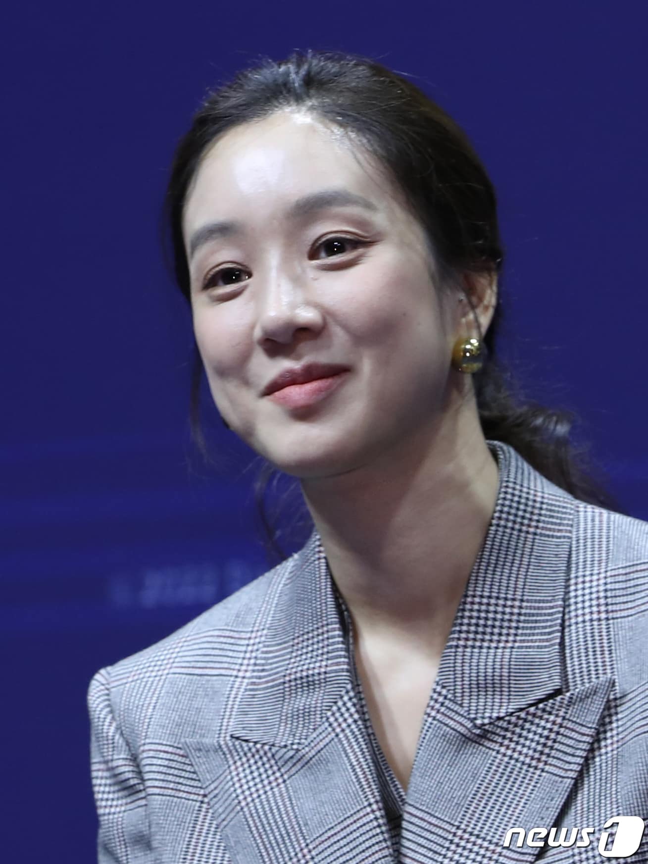 배우 정려원이 21일 오전 서울 중구 웨스틴조선에서 열린 디즈니+ 오리지널 시리즈 '변론을 시작하겠습니다’ 제작발표회에서 미소를 짓고 있다. ‘변론을 시작하겠습니다’는 성공을 위해 무엇이든 물어뜯는 독종 변호사 노착희(정려원 분)와 꽂히면 물불 안 가리는 별종 변호사 좌시백(이규형 분), 극과 극인 두 변호사가 함께 일하며 맞닥뜨리는 사건 속 숨겨진 진실을 추적하는 법정 미스터리 드라마다. 2022.9.21/뉴스1 ⓒ News1 권현진 기자