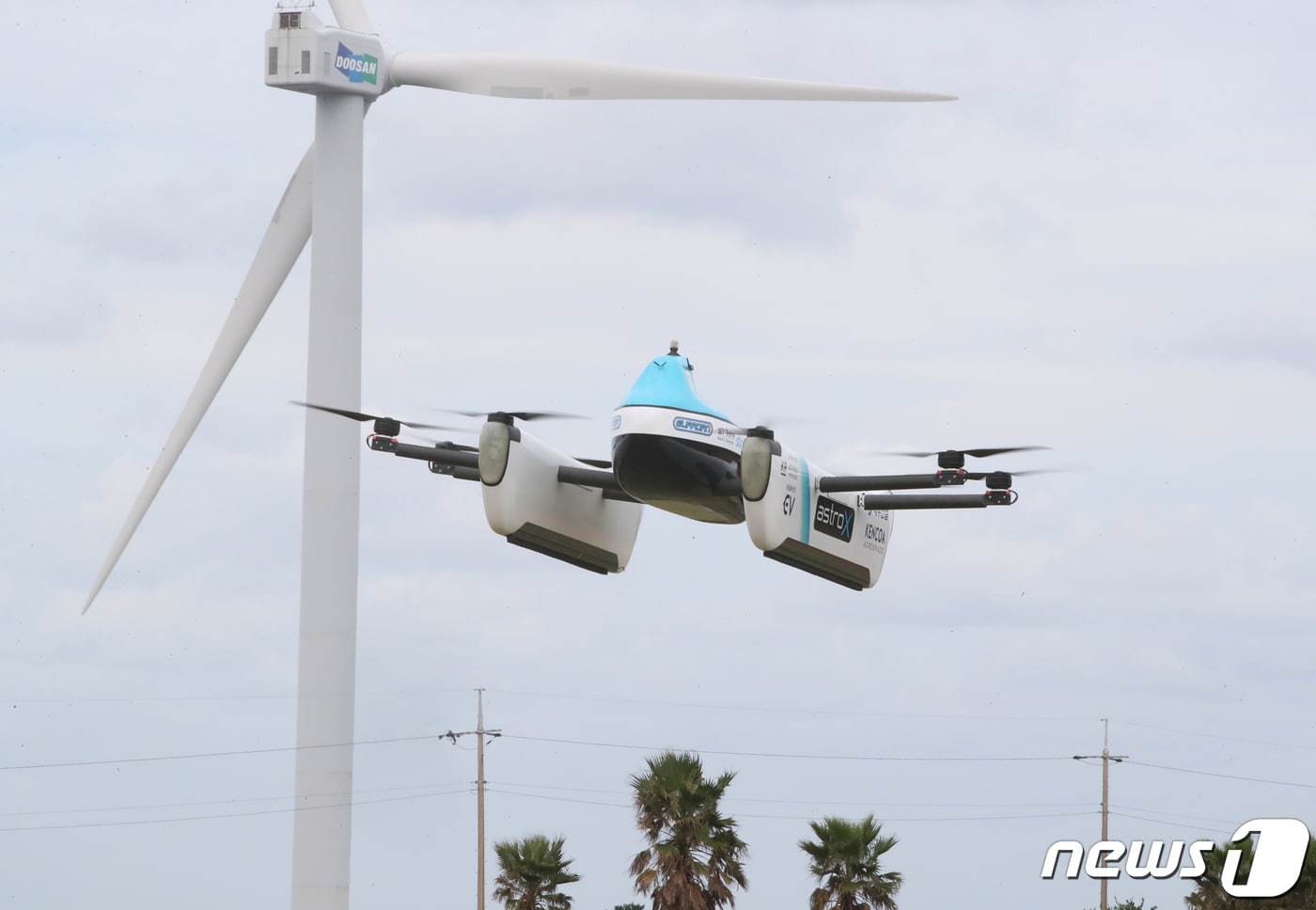 21일 오후 제주시 구좌읍 구좌종합운동장에서 열린 '제주 도심항공교통(UAM·Urban Air Mobility) 통합 실증 행사'에서 '드론 택시'로 불리는 UAM 비행체가 이륙해 비행하고 있다. 뉴스1 ⓒ News1 오현지 기자