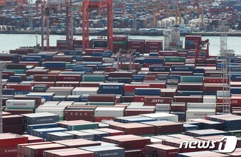부산 남구 부산항 용당부두에 컨테이너로 가득 쌓여있다. (뉴스1DB) ⓒ News1 김영훈 기자