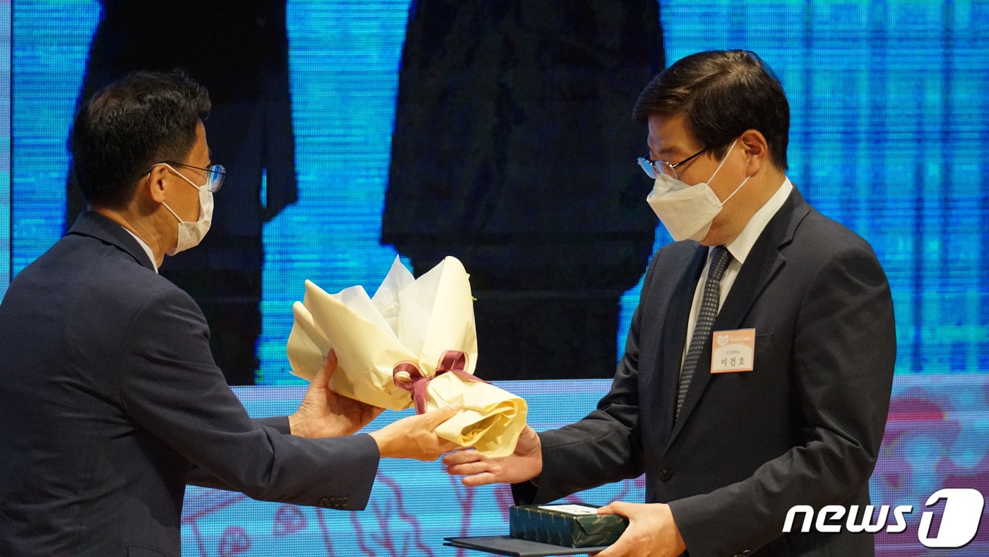 이건호 조선대 의생명과학과 교수(광주치매코호트연구단장)가 21일 서울 코엑스 컨퍼런스룸에서 열린 제15회 치매극복의 날 기념행사에서 보건복지부 장관 표창을 받고 있다.(조선대 제공)2022.9.21/뉴스1 