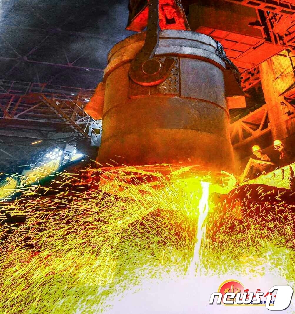 (평양 노동신문=뉴스1) = 북한 천리마제강연합기업소 강철직장. [국내에서만 사용가능. 재배포 금지. DB 금지. For Use Only in the Republic of Korea. Redistribution Prohibited] rodongphoto@news1.kr