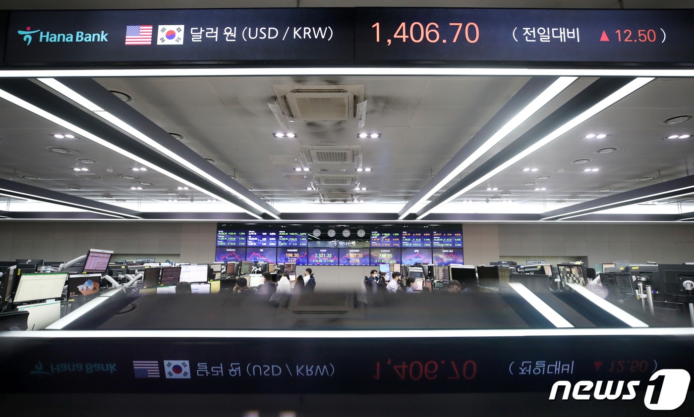 22일 오전 서울 중구 하나은행 명동점 딜링룸에서 직원들이 업무를 보고 있다. 간밤 미국 연방준비제도가 기준 금리 0.75% 인상을 단행한 가운데 달러·원 환율은 전날보다 3.8원 오른 1398원으로 출발해 글로벌 금융위기 이후 13년 6개월여 만에 1400원을 돌파했다. 2022.9.22/뉴스1 ⓒ News1 조태형 기자