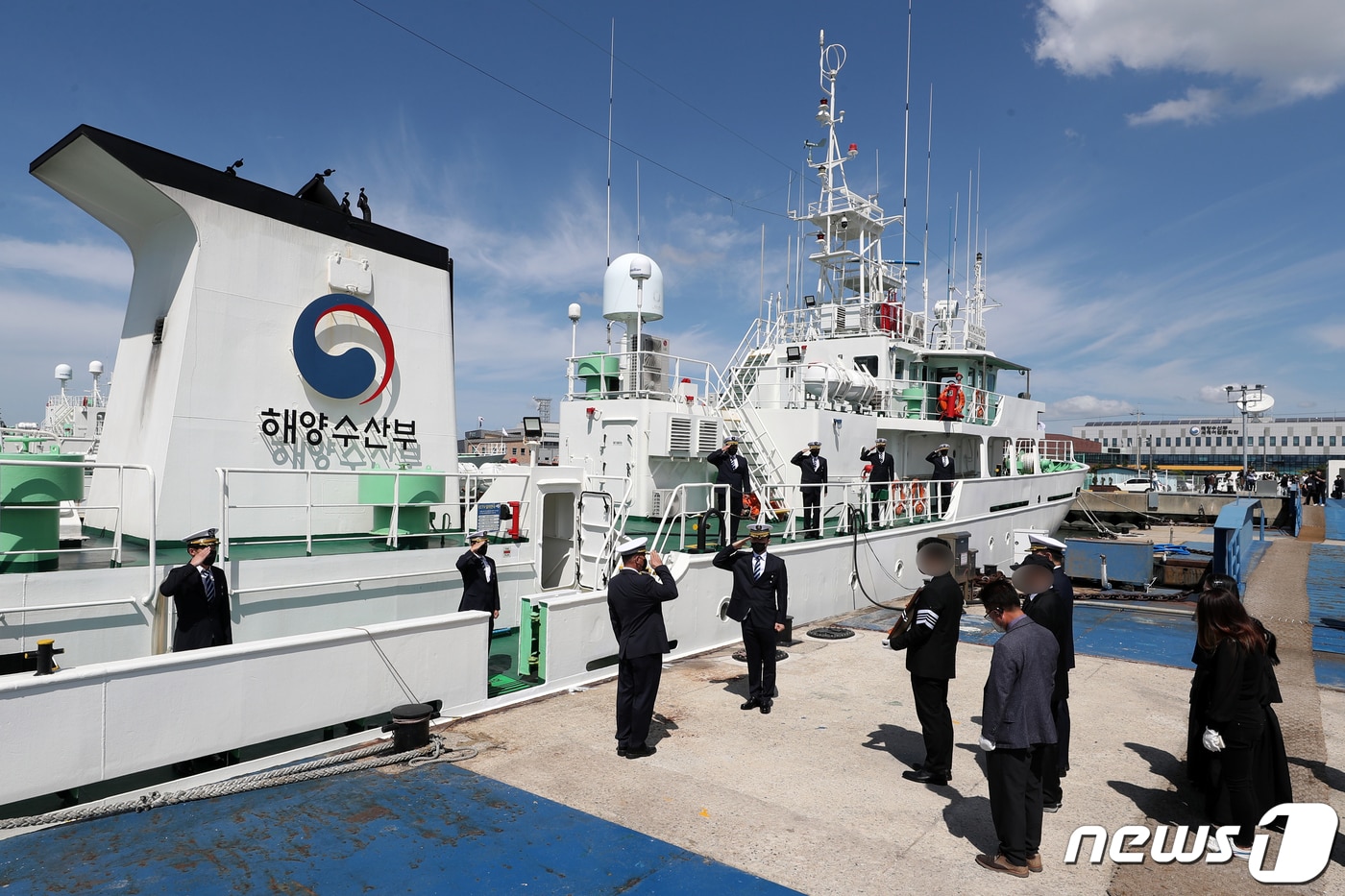 22일 낮 전남 목포시 서해어업관리단 부두에서 북한군에 피격된 고 이대준 해양수산부 주무관 추모 노제가 진행되고 있다. 2022.9.22/뉴스1 ⓒ News1 정다움 기자