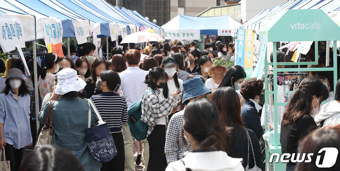 이화여자대학교 총동창회 대바자회&#39;에서 참가자들이 물품을 판매하고 있다. /뉴스1 ⓒ News1 임세영 기자