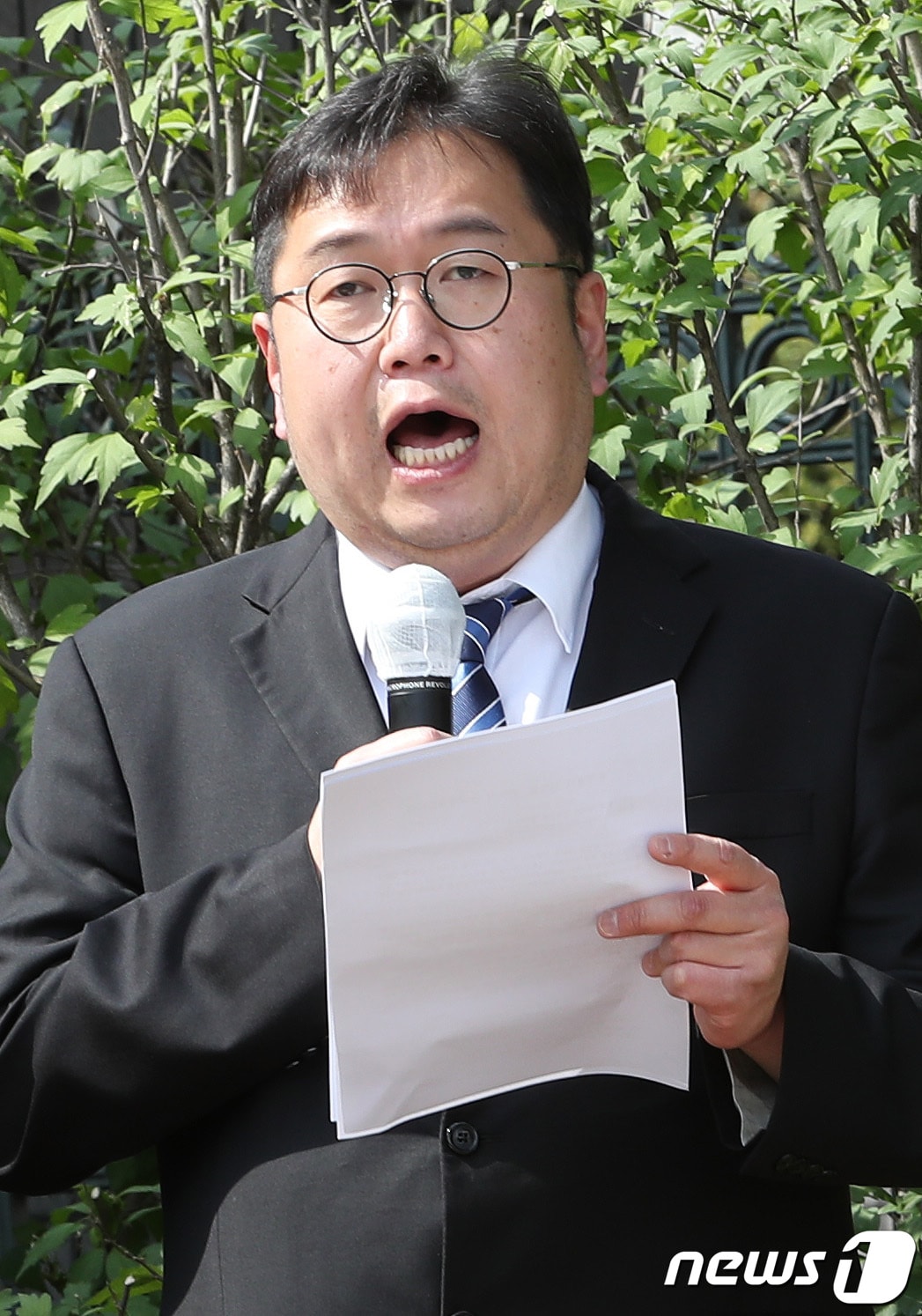 김용민 평화나무 이사장이 22일 서울 서초구 서울중앙지방검찰청 앞에서 윤석열, "김건희 구약성경 다 외운다＂ 허위사실공표죄 고발 기자회견을 진행하고 있다. 2022.9.22/뉴스1 ⓒ News1 이성철 기자