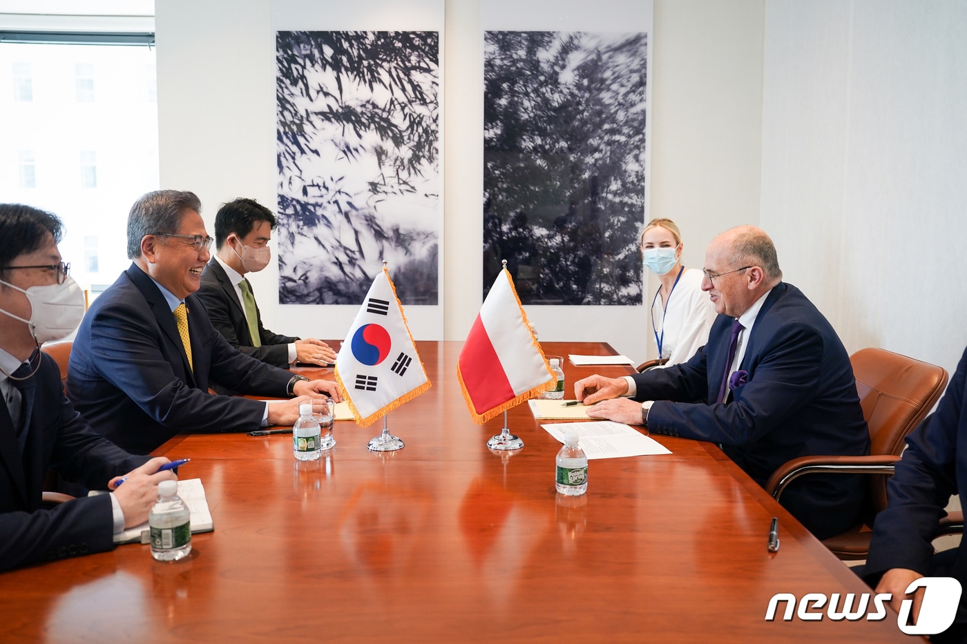 박진 외교부 장관(왼쪽 두번째)와 즈비그니에프 라우 폴란드 외교장관(오른쪽). (외교부 제공)