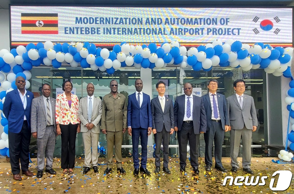 한국공항공사 관계자들이 22일 우간다 엔테베 국제공항 개장 행사에서 공항관계자들과 기념사진을 촬영하고 있다.(한국공항공사 제공) / 뉴스1