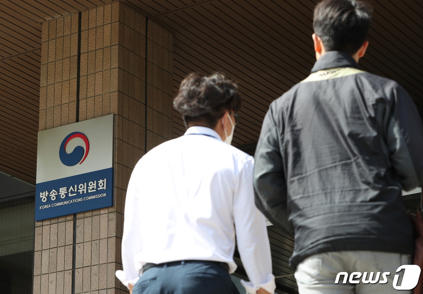 서울북부지검이 2020년 상반기 종합편성채널 재승인 과정에서 제기된 의혹과 관련해 방송통신위원회 등에 대한 압수수색을 진행하고 있다고 밝혔다. 사진은 23일 오후 경기 과천시 정부과천종합청사 방송통신위원회의 모습. 2022.9.23/뉴스1 ⓒ News1 김영운 기자