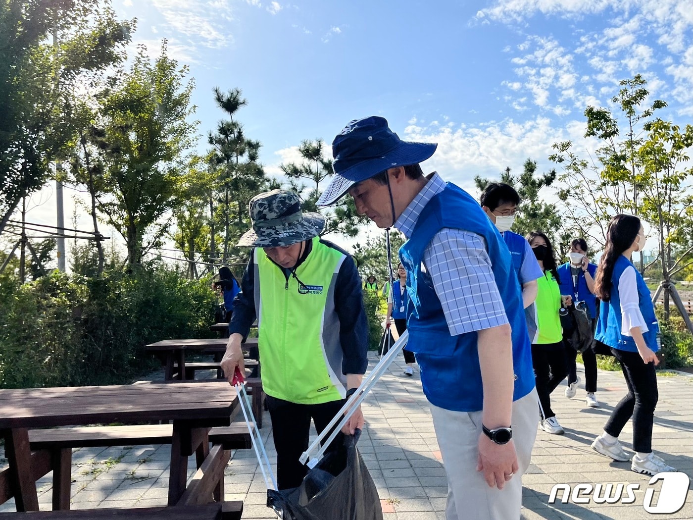 23일 인천 아라뱃길에서 NH농협은행 김춘안 부행장&#40;왼쪽&#41;, 한국환경공단 안병옥 이사장&#40;오른쪽&#41; 및 양사 임직원들이 플로깅&#40;Plogging&#41; 환경 정화활동을 하고 있다.