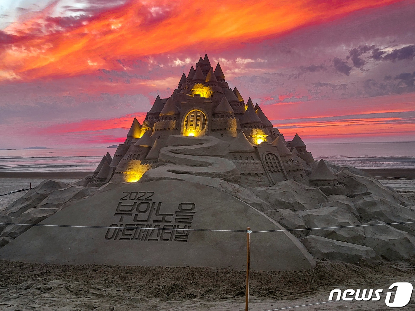  전북 부안군은 '부안노을아트페스티벌' 개최를 앞두고 변산해수욕장에 모래조각 작품을 전시해 눈길을 끌고 있다.(부안군 제공)2022.9.26/뉴스1