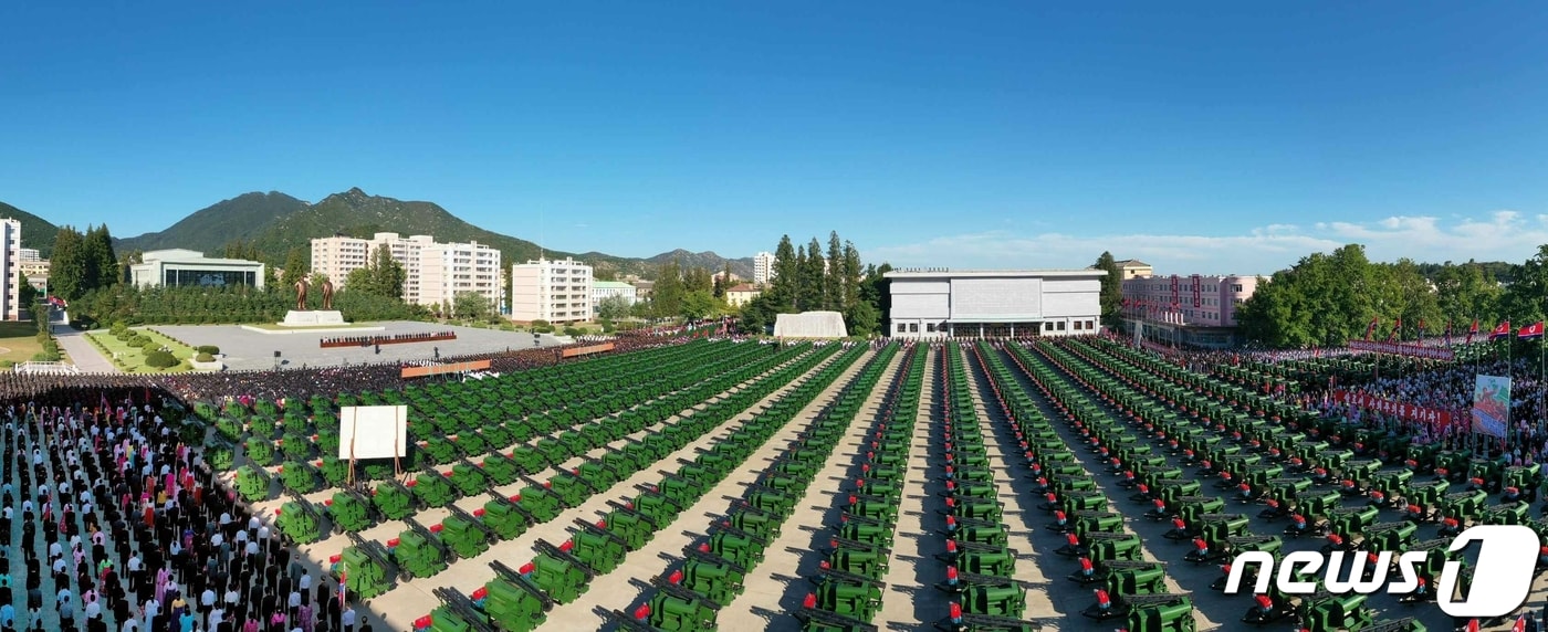 (평양 노동신문=뉴스1) = 북한 노동당 기관지 노동신문은 27일 황해남도에서 농기계 전달 모임이 진행됐다고 밝혔다. 신문은 김정은 노동당 총비서가 군수공업부문에서 만든 5500대의 농기계를 보냈다면서 "나라의 제일 큰 농업도인 황해남도를 중시하시고 농업생산에서 기치를 들고 나가도록 각별히 관심하시며 크나큰 사랑을 거듭 베풀어주시고 있다"라고 전했다. [국내에서만 사용가능. 재배포 금지. DB 금지. For Use Only in the Republic of Korea. Redistribution Prohibited] rodongphoto@news1.kr