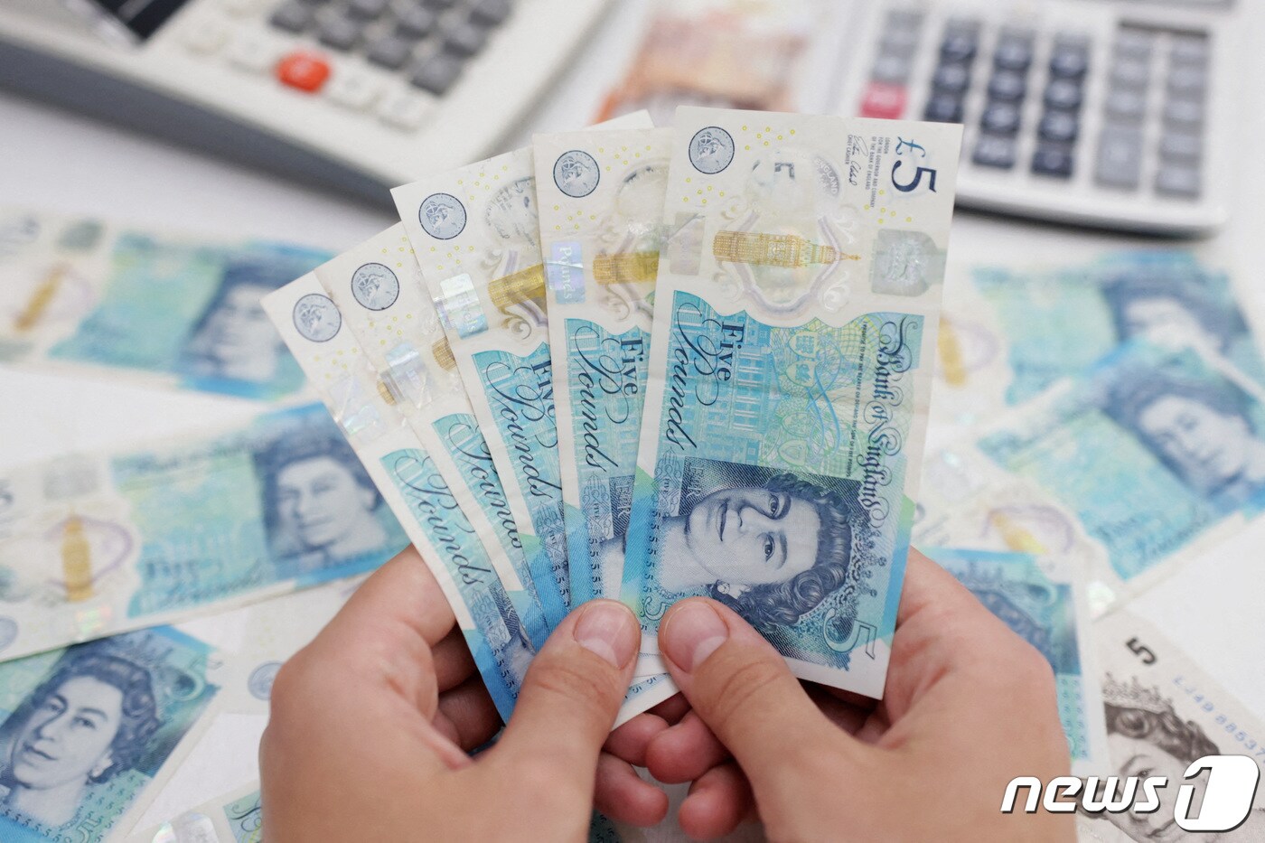 CNBC “英파운드화 폭락, 전형적인 금융위기 전조” - 뉴스1