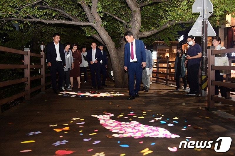  부산 동래구 온천천 카페거리 경관조명 시연회 모습.&#40;동래구 제공&#41;