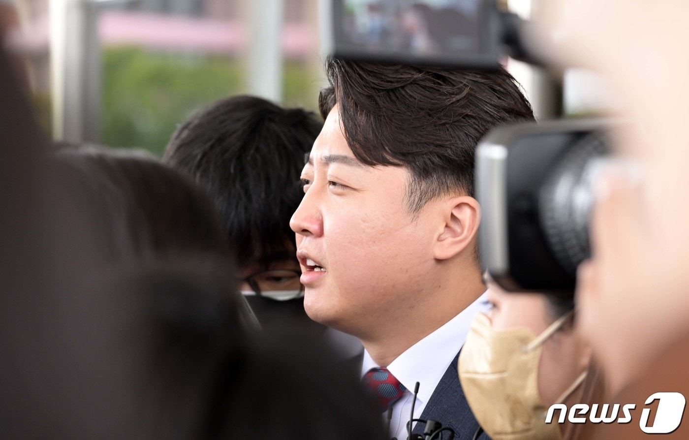 이준석 국민의힘 전 대표가 28일 서울 양천구 서울남부지방법원에서 열린 국민의힘 당헌 효력 정지 가처분 심문을 마치고 법원을 나서며 취재진의 질문에 답변하고 있다. 2022.9.28/뉴스1 ⓒ News1 국회사진취재단