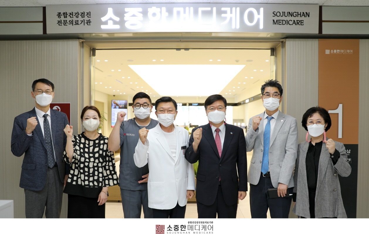 한림대학교강남성심병원 관계자들이 23일 협력병원인 소중한메디케어를 방문해 '빠른치료연계'를 논의했다.(한림대강남성심병원 제공)