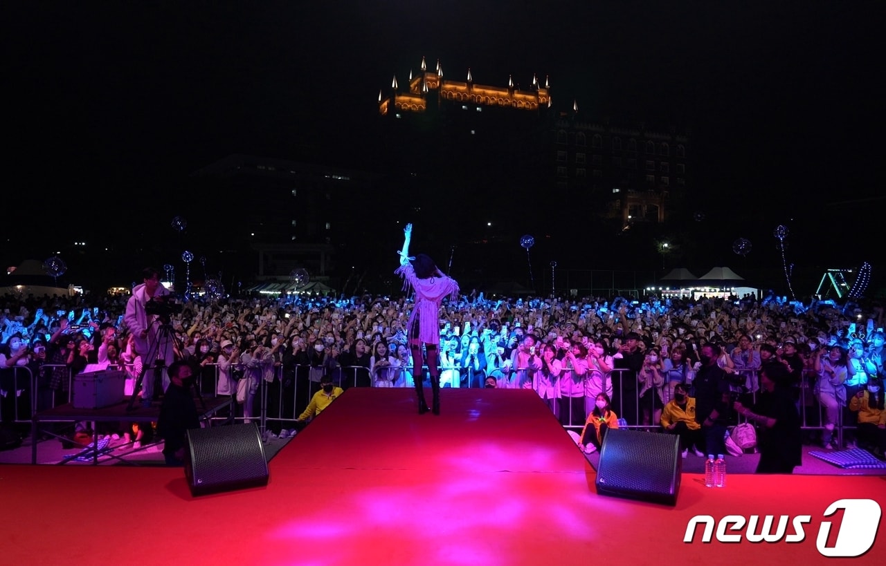 광주대 대동제 '흥이 오름' 페스티벌 첫째 날인 27일 열린 가수 현아의 무대 모습. 2022.9.29/뉴스1