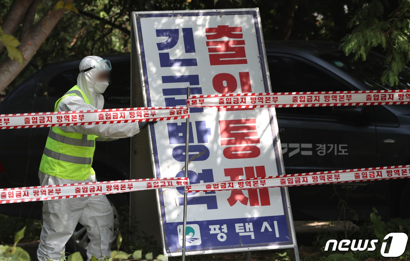 한 양돈농장 입구에서 방역당국 관계자가 출입을 통제하고 있다. ⓒ News1 김영운 기자