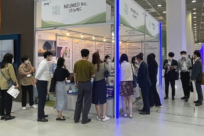 뉴메드의 ‘CPHI KOREA 2022’ 전시회 부스에 쏠린 참관객들(뉴메드 제공)