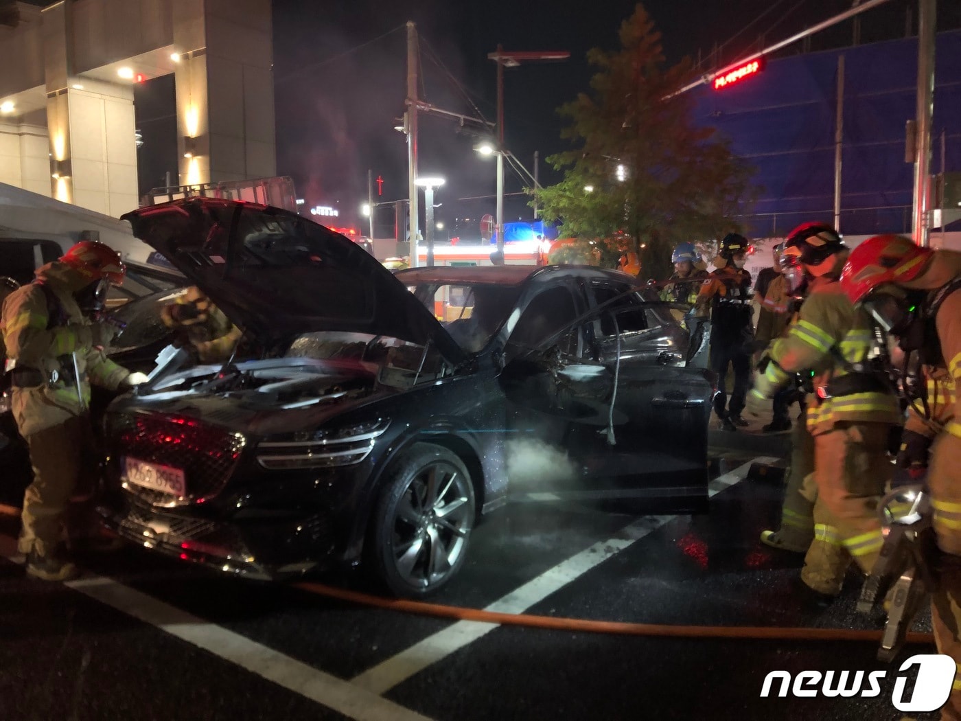   29일 오후 9시16분께 대전 서구 도안동 한 아파트 단지 내 주차돼있던 차량에 불이 났다. &#40;독자 제공.&#41; 