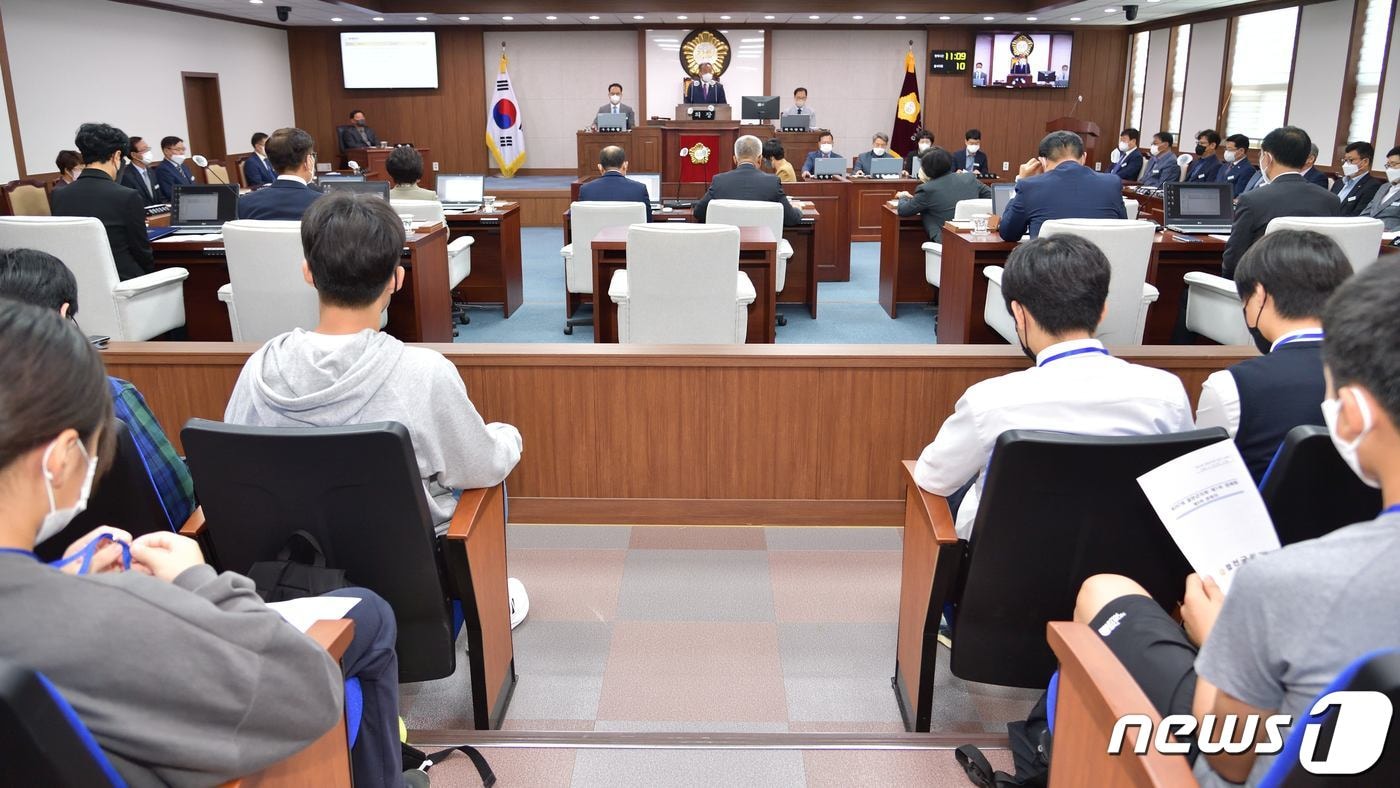 합천군의회 제267회 제1차 정례회를 조삼술 의장이 폐회하고 있다(합천군의회 제공)
